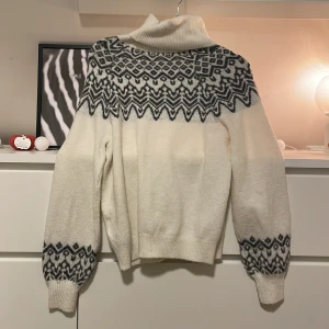 Stickad tröja  - Snygg jul tröja. Kommer ej till användning 😃