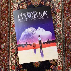 Säljer en cool poster från 'Neon Genesis Evangelion: The End of Evangelion'. Den har en dramatisk illustration med en stor liggande ansikte i lila nyanser och två karaktärer som står framför en röd och orange horisont. Perfekt för anime-fans som vill ha något unikt på väggen! köp 1 för 80 kr eller 2 för 100 kr.