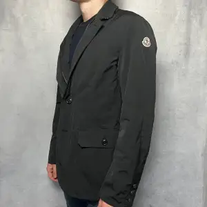 Moncler blazer jacket –  –  Storlek: 4 - XL  –  Nypris: 10000+  Modellen på bilden är 183 cm lång