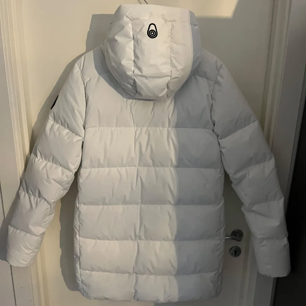 Helt oanvänd Sail racing parka med tags och QR-kod till tracking.  Jackan är helt ny och nypris är 6000kr. Pris kan diskuteras vid snabb affär.. Jackor.