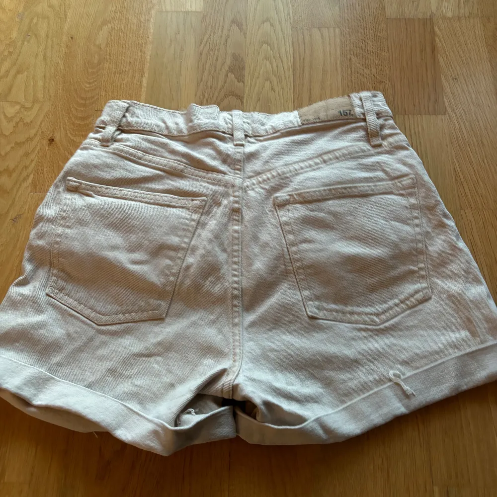 Storlek S Beiga. Shorts.