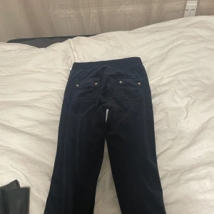 Mörkblå juicy byxor - Säljer mina mörk blåa juicy byxor i storlek Xs dom är jätte sköna och är i ett jätte bra skick förutom att dom inte har några snören kvar därav priset