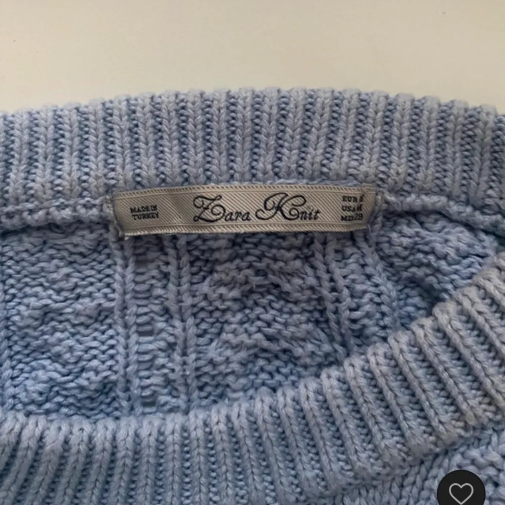 Super fin stickad tröja ifrån Zara Knit. Passar dem flesta men jag själv är 170. Jätte bra skick och perfekt nu till hösten. Stickat.