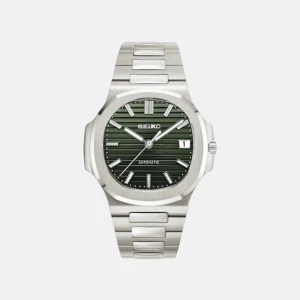 Nautilus Green - Seiko Mod - Klockan är i nyskick, precis modifierad och byggd av oss. Utrustad med ett automatiskt urverk från Seiko NH35. Klocklåda samt verktyg för att ta bort länkar medföljer.  Vid frakt, packar vi klockan säkert. Hör av er vid fler frågor/bilder!