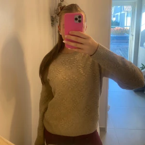 Stickad tröja  - En supersnygg stickad tröja som är perfekt nu till hösten och vintern💗💗men har tyvärr inte kommit till användning