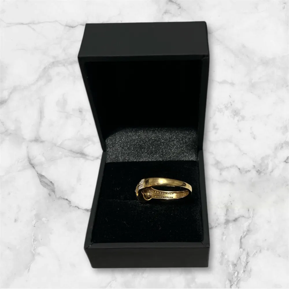 NYPRIS 12998KR - BILLIGAST 8998KR MITT PRIS 7000. Kvitto medföljer đ§ŸRing i 18K gult guld med 61 diamanter 0,35 ct VarumĂ€rke Guldfynd Material Guld Ădelmetall 18K guld Sten/PĂ€rla Diamant Antal diamanter 1 61 Carat 1 0.350 Diamantslipning Briljant,Rund DiamantfĂ€rg Wesselton Diamantklarhet P Vikt ca (gram) 3,02 . Asusteet.