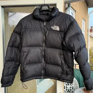 Säljer min North Face jacka som jag köpte i North Face butiken i Paris 2021, nypris 3200kr. Riktigt fint skick och inga hål på jackan. Storlek S men passar även storlek M. Perfekt till hösten och vintern. Skriv vid funderingar eller frågor! 🙌