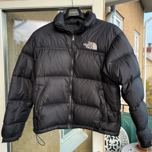 North Face Puffer Jacket - Säljer min North Face jacka som jag köpte i North Face butiken i Paris 2021, nypris 3200kr. Riktigt fint skick och inga hål på jackan. Storlek S men passar även storlek M. Perfekt till hösten och vintern. Skriv vid funderingar eller frågor! 🙌