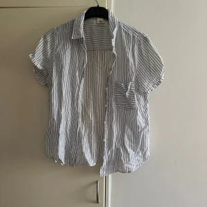 Blus  - Jättefin och elegant blus som du kan ha under vardagen samt mycket skön. Storleken är Xl men passar även L & M ( lite mer oversiez )