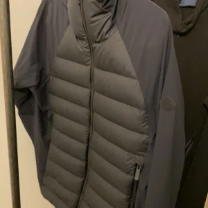 Svart från Moncler - Säljer en snygg och varm svart jacka från Moncler. Har köpt på NK och är använd ett fåtal gånger.