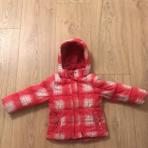 Est. 1982 jacka - Rosa och vit jacka. Jackan har märket est. 1982 på axeln. Det finns ett litet hål vid ena armen på jackan(se bild 4)!