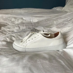 Vita sneakers - Oanvända sneakers i strl 38