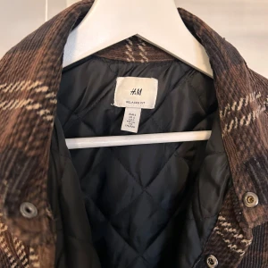 Flanell jacka  - Flanell jacka från H&M Mycket bra för kallare väder  Bra skick Skriv innan ni köper