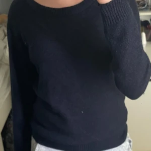 Stickad tröja  - Super sköna stickad tröja, den är mörk blå men svårt att se på bilden❤️ Använt ca 3 ggr💗