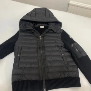 Jacka - Säljer denna moncler cardigan. Helt ny. Alla tags medföljer och nfc scan funkar utmärkt. DM vid funderingar