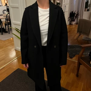 Svart kappa, 100% ull - Superskön ull-kappa från J.CREW. Storlek XS men funkar till S. 100% ull💗