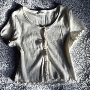 Vit krämig topp - Vit krämig topp från Kappahl den har inte använts alls och är i bra skick. Toppen är i storlek 170.