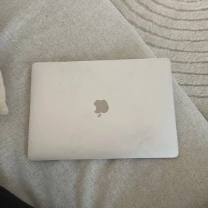MacBook Air - MacBook Air 2018 13” som inte kommer till användning längre. Funkar som den ska. 256GB SSD.