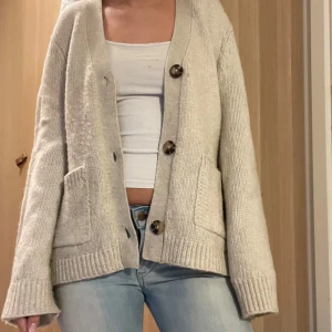 Stickad kofta - Superfin stickad kofta med fickor på framsidan. Perfekt plagg till hösten.💗