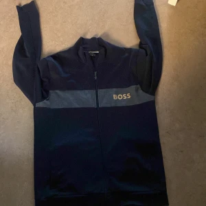 Inga märken elr ngt inga fläckar hål inget är jätte bra skick på den  - Kostar 1500 orginal pris