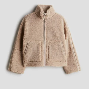 Hm teddyjacka - Säljer denna superfina slutsålda beigea teddyjackan från HM. Älskar färgen o passformen, men säljer då jag köpte 2 storlekar. Storlek 170, men passar S och XS. Prislapp kvar