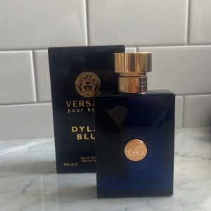 Versace Dylan Blue - Säljer min Versace Dylan blue som är 100ml och ca 95ml kvar. Har kvar box med qrkod.