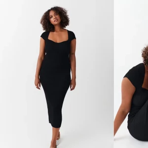 Svart stickad kortärmad långklänning från Gina Tricot  - Helt ny och har aldrig använts.  Stickat material Strl S 