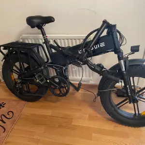 Hej jag vill sälja min cykel helt ny me kvitto laddare och allt knappt haft den i 4månader kör i 50km som snabbast och batteri håller 12mill innan den dör köpte den för 17k helt ny ,kan fraktas över allt