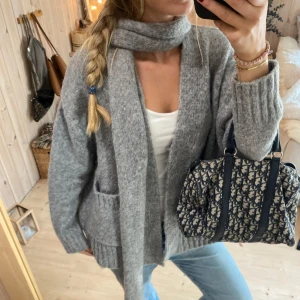 Kofta - SUPER snygg med inbyggd halsduk ❤️❤️❤️