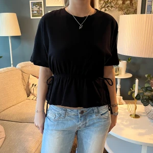 Topp - Cool topp med snörning i midjan 💕