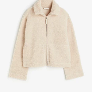 Teddy  jacka  - Säljer min jätte fina teddyjacka ifrån hm som är helt slutsåld. Andvänd 3 ggr så det har inga defekter på sig!🥰skriv för mer bilder!