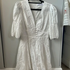 Adoore klänning - Säljer min studentklänning från Adoore, säljer denna eftersom att ja köpte 2 st. Klänningen är helt otrolig och passar så bra till sommaren ämnen även andra evenemang