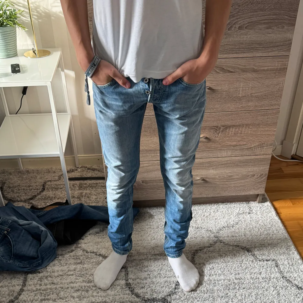 Tja säljer dessa feta Dondup jeans | w29 passar w 31 🍁 Skinny fit - slim fit 💫 skick 8/10! Om ni har frågor eller funderingar skriv till oss här!💫. Jeans & Byxor.