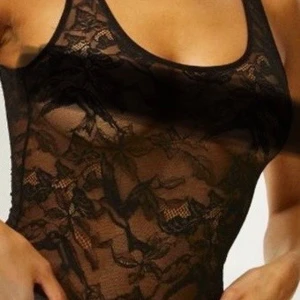 Spets body - Fest topp i vackert spetssmönster med fågelmotiv. Använd endast en gång som feststopp men underkläder under. Är egentligen en body. Insydd i midjan och förkortade axelband. Orginalpris 550kr. Första bilden lånad. 