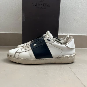 Valentino Open - Säljer min riktigt snygga Valentino skor. Skick 6/10, finns defekter därmed priset.  defekterna går med lite kärlek att fixa till. Storlek 42. Köpta i Milano på Valentino butiken för 595€.