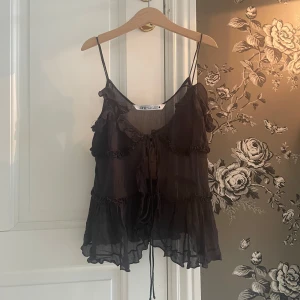 Zara topp - Ett trendigt zara linne som inte säljs längre. Jag är öppen för prisförslag💕