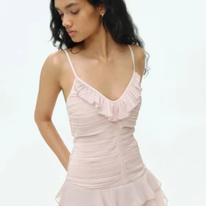 Rosa klänning - Använd en gång så väldigt bra skick❤️ Jag är 175 och den är bra längd, som på bilden från hemsidan ungefär