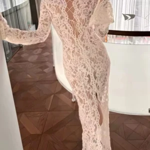 Vitt klänning  - Har aldrig kommit till användning, därför säljer jag den. Sjukt sjukt snygg verkligen den är lite genomskinlig 