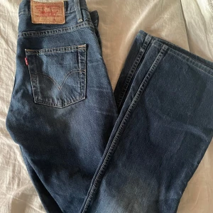 Levis lågmidjade jeans - Säljer dessa låga Levis i jättebra skick då dom tyvärr inte passade mig. Lågmidjade och som sagt superbra skick då dom in princip känns nya. Pris kan diskuteras😊
