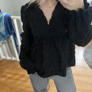 Svart blus från Nakd - Köptes här på Plick men aldrig använd 🥹🥰 storlek 36 ursprungligen från Nakd 