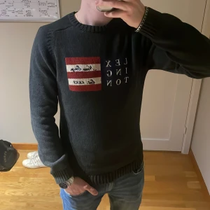 Lexington tröja - Riktigt schysst Lexington tröja med en riktigt snygg amerikansk flagga broderad på bröstet. Storlek S. Modellen är 180, 68kg. Skick 8/10. Pris ej hugget i sten. Hör gärna av dig vid frågor!