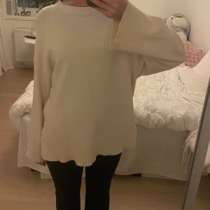 Stickad tröja - Lite oversized supermysig stickad tröja från GinaTricot🤎 perfekt till hösten. Ganska nopprig men inget man tänker på. Krämvit/ljusbeige.
