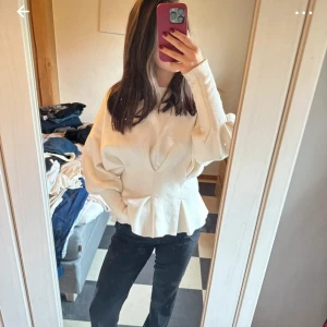 stickad tröja  - säljer denna unika stickade tröjan som går in i midjan! 