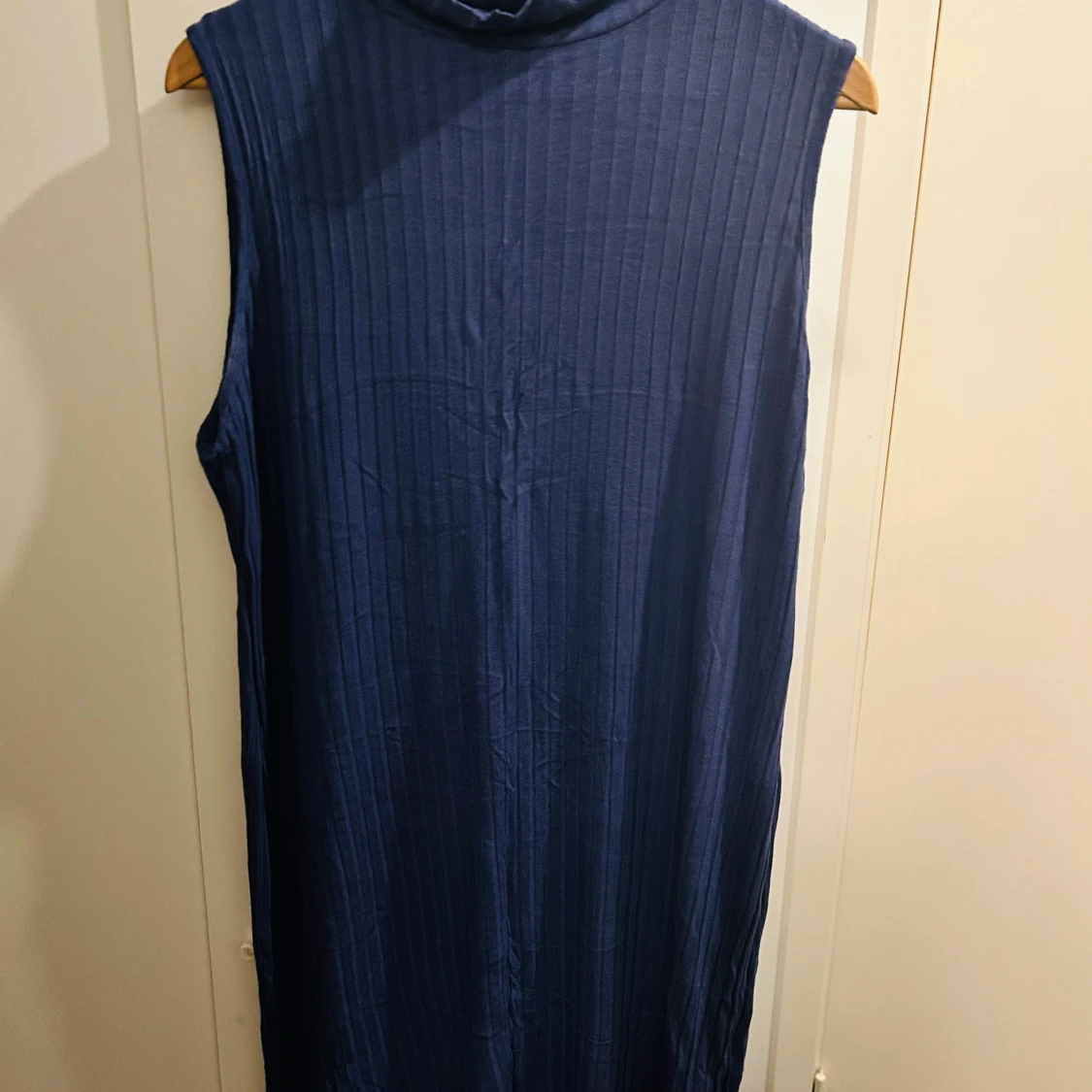 Mörkblå ärmlös klänning från Bodyflirt