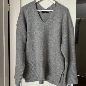 Oversized stickad tröja  - Säljer denna supersköna oversized stickade tröjan. Använd 3 gånger så i superfint skick. I storlek S men passar större och mindre beroende på hur man vill att den ska sitta.