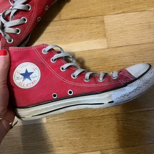 Conrverse röda - Röda vintage converse. Väl använda och har ett litet hål som är lätt att laga, se bild🍁