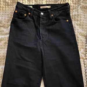 LEVI’S jeans - Ribcage Straight Ankle - Jeansen är helt nya och säljs för att de är för små. Kan därför inte visa hur de sitter på. Nypris: 1349 kr. 🫶🫶🫶