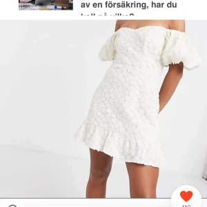 Söker & other stories klänning - Söker denna vita klänningen från & Other Stories i storlek S eller XS. Om du har den om vill sälja den skriv gärna🫶