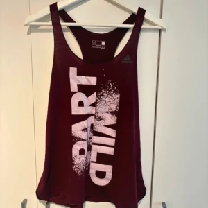 Träningslinne Adidas - Adidas Träningslinne. Storlek M. Ganska tajt modell. Super fin!