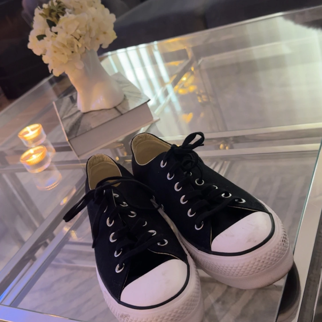 Svarta sneakers med vita detaljer - 90